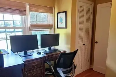 Image de Safe and tidy Cape Cod in a very good neighborhood. Pet friendly.