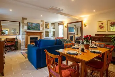 Sundown Lodge - sleeps 4 guests in 1 bedroom, Weston Subedge
