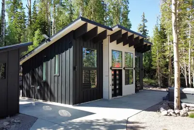 Image de Chalet Black: Modern Ski Resort Haven in Wooded Paradise! 4 queen beds
