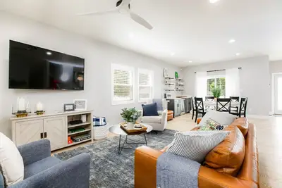 Image de Less than one mile from Notre Dame's campus! Sleeps 10+ with all the amenities!