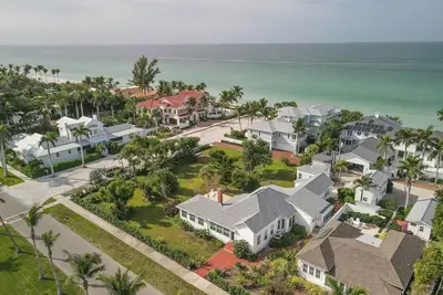 Image de Gilchrist Manor - 6 Br historic beach house steps from beach and town!