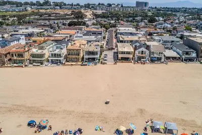 Image de 4 bdr ocean view beach house just steps from the water.