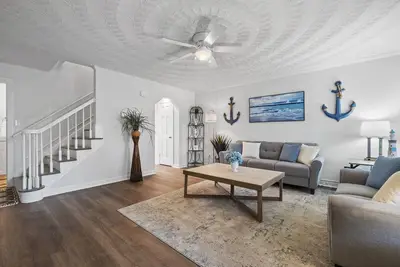 Image de Don't Miss Out on a Fully Updated Condo Less Than 200ft to the Beach Entrance! !
