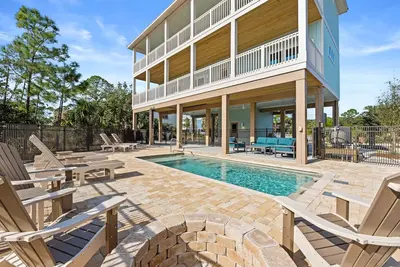 Image de \"Deepwater Dream\" - Private Pool and steps from the beach!