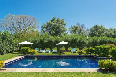 Image de Villa with park and pool
