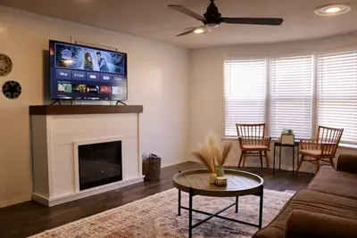 Image de Sleeps 5 - Pool Table - Basketball Hoop - Fire Pit - Free Hbo