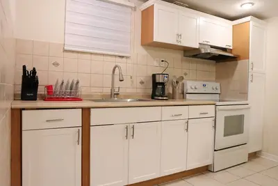 Image de Spacious 2br Fully Furnished Basement Suite Near Square One