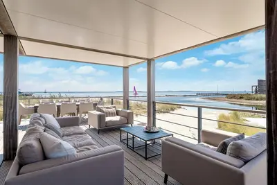 Image de The terraces of a 4-person Villa Super Vip are located directly by the water, with access to a private swimming pier, perfect for children.