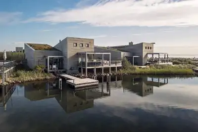 Image de The terraces of a 4-person Villa Super Vip are located directly by the water, with access to a private swimming pier, jacuzzi and Infrared sauna.