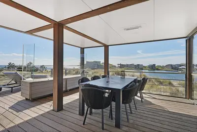 Image de The 4 person Villa Super Vip features a luxurious and comfortably furnished interior, terrace with views over the water, perfect with children.