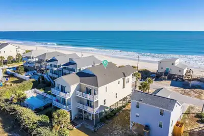 Image de 4br Oceanfront | Pool | Elevator | Quiet Beach!