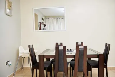 Image de A Tranquil 2 bedroom apartment with Wi-Fi & gym.