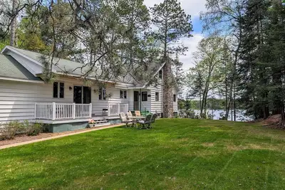 Image de Sunrise Shores | Fun lakehome on Chain, dock, water toys, firepit, doggies ok