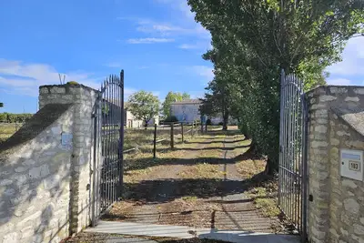 Image de maison isolée idéale pour se ressourcer à la campagne Xiii S. piscine privée