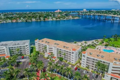 Image de Modern Island Retreat | Bay Views + Amenities