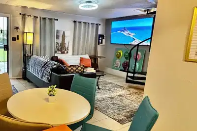 Image de Urban Retreat near Downtown, Airports, Nasa: 2floors 2brm 2bth   Wshr & dryer