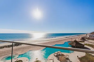 Image de Oceanfront Grandeur: Modern Las Palomas Phase 3 Condo
