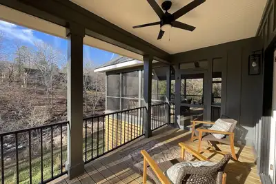 Image de Recently renovated home in a quiet wooded setting overlooking a lovely creek.