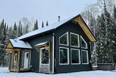 Image de Forest Cabin Getaway! Sleeps 8, Hot Tub, Fireplace