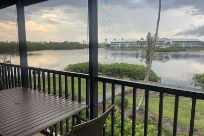Image de 2/2. 5 Waterfront condo with pools and tennis courts