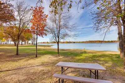 Image de On-Site Fishing Pier: Pet-Friendly Kerens Cabin!