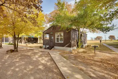 Image de Grill & Dock Access: Waterfront Kerens Cabin