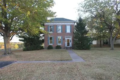 Image de Historic 1870 Brick Farm House - Near Culver Stockton College