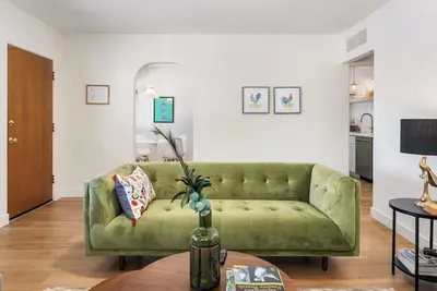 Image de Charming Vintage Remodeled House - Great Arcadia Location - Fenced Grassy Oasis!