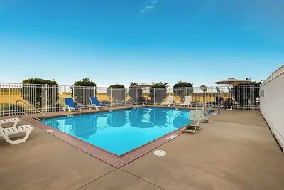 Image de Experience Comfort in Bunkie! With Free Parking & Free Breakfast, Pool!