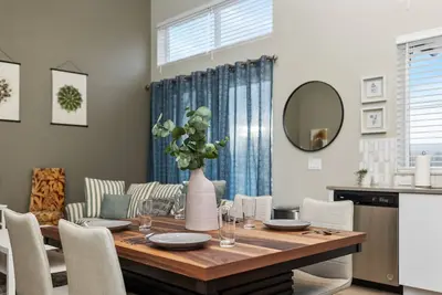 Image de Peaceful Patio & King Comfort 1mi to Old Town