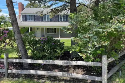 Image de Lovely Chatham Beach House on Cranberry Bog, walking distance to beach.