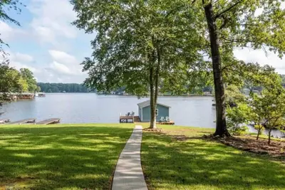 Image de Our Happy Place with a view on Lake Sinclair