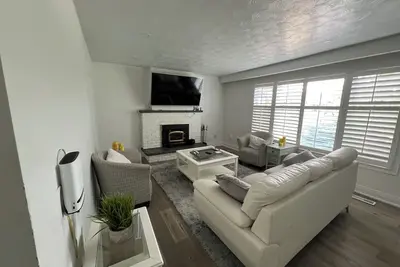 Image de Modern 5 Bedroom Bungalow with Two Separate Living Spaces In Georgetown, On
