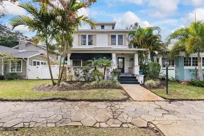 Image de 4 Bedroom With Pool In Old Ne! Steps To Waterfront And Downtown St. Pete.
