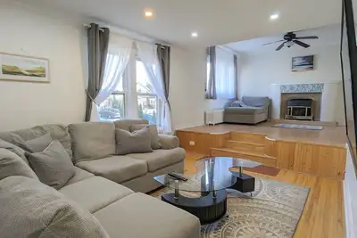 Image de Furnished spacious 2 bedroom 1 bathroom main level of a house