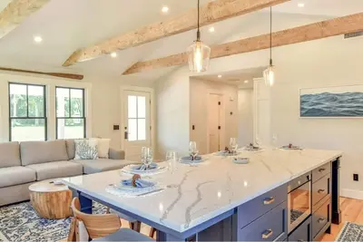 Image de Renovated kitchen less than 2 miles to beach, walk to restaurants & bike trail