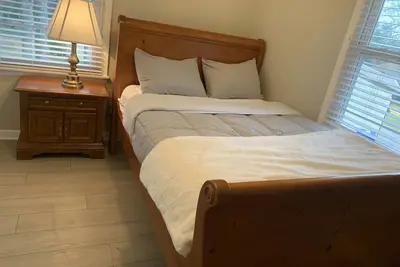 Image de Homey, cozy, spacious, family friendly. Close to restaurants, shopping centers.