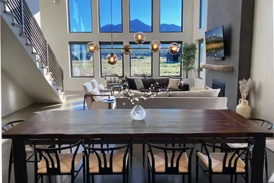 Image de Stunning Mountain Views w/ Hot Tub, A/C & Heated Floors at Base of Snowbowl