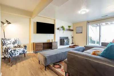 Image de Spacious 3br Basement Apt | Airport, Work, Ski