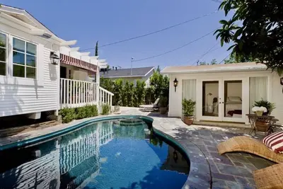 Image de West Hollywood Bungalow with Pool - Location! Location! Location!
