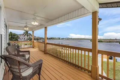 Image de 3\/3 Home in Matlacha with Downstairs Suite! Incredible Views!
