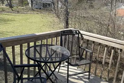 Image de Brand New Carriage House Apartment within Walking distance to Mu and downtown!