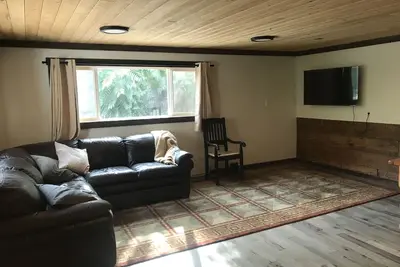 Image de Private, modern house nestled in the mountains overlooking the Fraser River.
