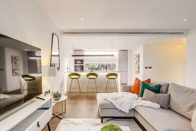 Image de Chic 2br 2Bath Balcony Walk to Westfield Mall