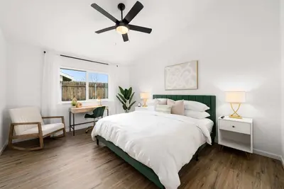 Image de Sacramento Gem w/ Cozy Wood Fireplace, Bbq Grill