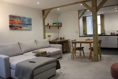 Image de Vintage Beach House - a calm, stylish space by the beach.