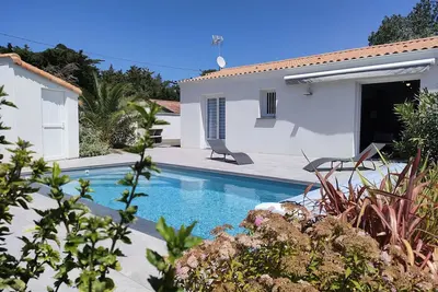 Image de Maison Neuve à Saint-Jean-de-Monts avec Piscine Chauffée, Jardin, et Proche Plage