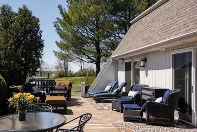 Image de Riverfront Retreat, Walk to Beach + Downtown, Hot Tub, Kayaks & Bikes!