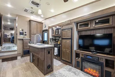 Image de New Modern Spacious Rv Camper - 7 miles from beach