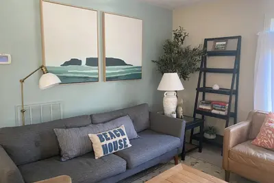 Image de Oceanside, Kid-Friendly Emerald Isle Home w/ Hot Tub and 2 Kitchens